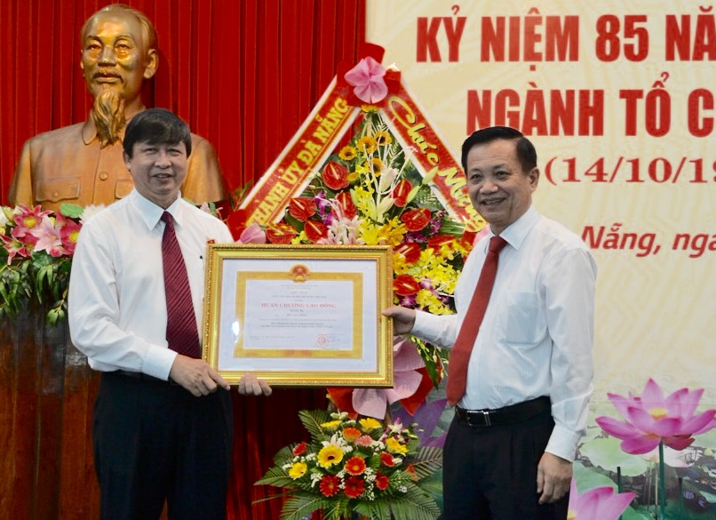 Bí thư Thành ủy, Chủ tịch HĐND thành phố Trần Thọ trao Huân chương Lao động hạng ba cho nguyên Trưởng ban Tổ chức Thành ủy Bùi Văn Tiếng