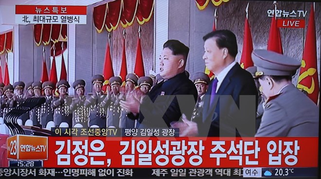 Nhà lãnh đạo Triều Tiên Kim Jong-Un (trái, hàng trên) và Ủy viên thường vụ Bộ Chính trị Đảng Cộng sản Trung Quốc Lưu Vân Sơn (thứ hai, phải) dự lễ kỷ niệm. (Nguồn: Reuters/ TTXVN)