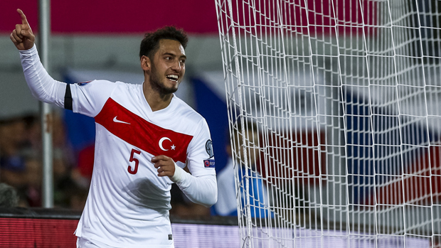 Calhanoglu với niềm vui sau khi ấn định chiến thắng 2-0 cho Thổ Nhĩ Kỳ.