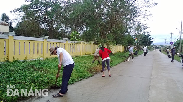 Hưởng ứng “Năm văn hóa, văn minh đô thị 2015”, người dân tham gia dọn vệ sinh đường phố.