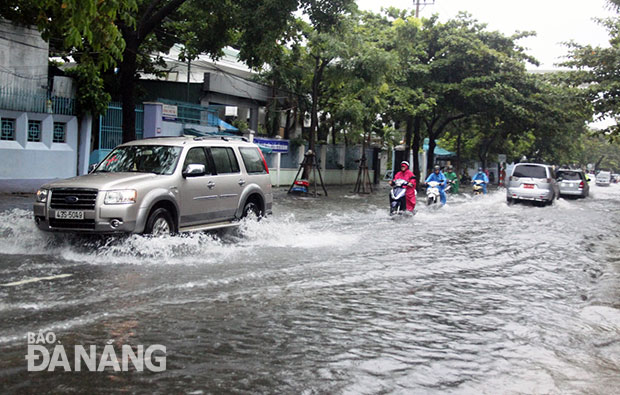 Đường Quang Trung biến thành sông do mưa kéo dài.