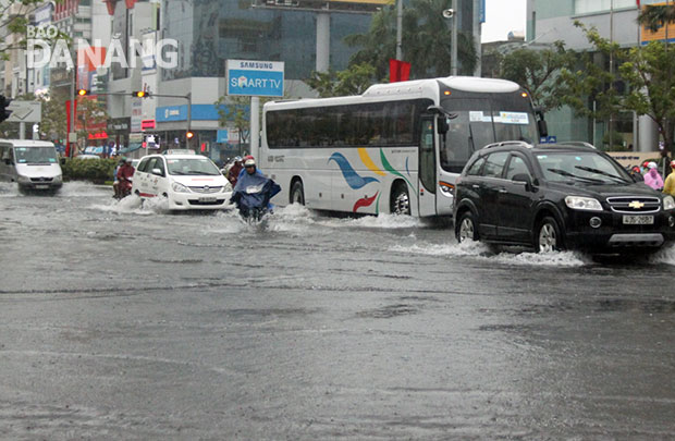 Như thường lệ, ngã tư đường Nguyễn Văn Linh - Hàm Nghi bị ngập nước trong nhiều giờ.