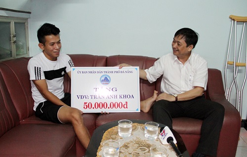 Midfielder Anh Khoa (left) and Vice Chairman Dung 