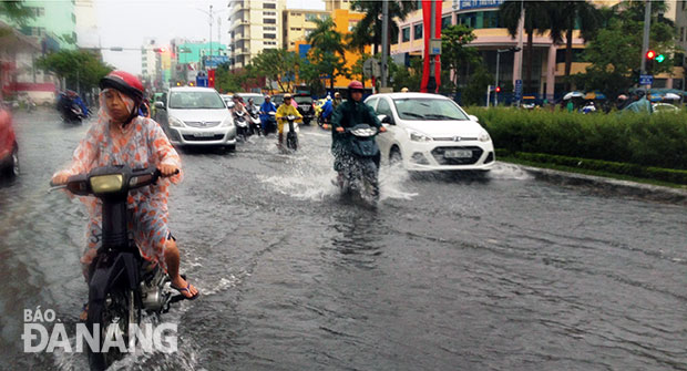 Nước ngập trên đường Nguyễn Văn Linh sau trận mưa kéo dài hơn 3 giờ đồng hồ.