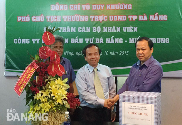 Phó Chủ tịch thường trực UBND thành phố Võ Duy Khương chúc mừng lãnh đạo, nhân viên Công ty CP Đầu tư Đà Nẵng - Miền Trung nhân Ngày Doanh nhân Việt Nam 13-10.