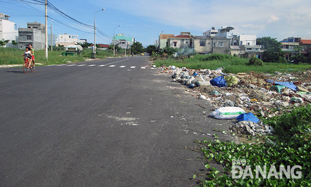 Người dân đổ rác thải, xà bần tràn lan trên đường Đỗ Anh Hàn. 