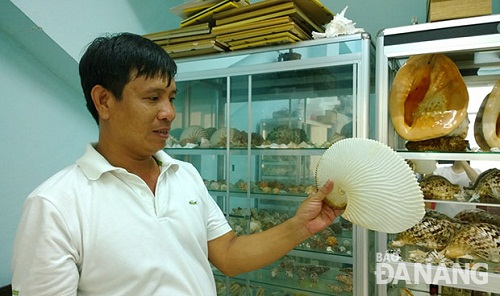  Mr Toai introducing his favourite shell, an aegonau argo linnaeus