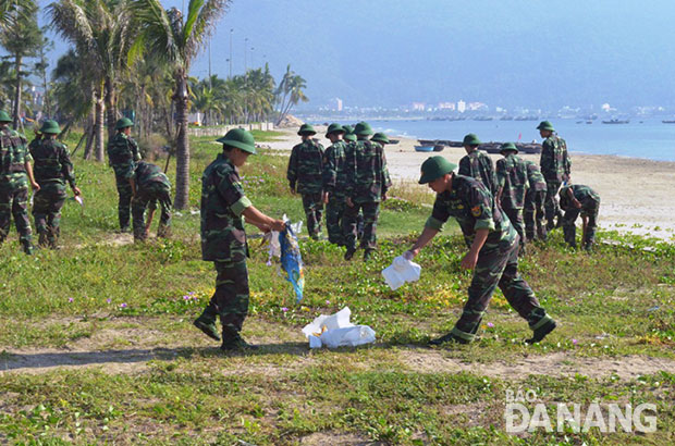 Lực lượng vũ trang tham gia dọn vệ sinh tại bãi biển du lịch Đà Nẵng.