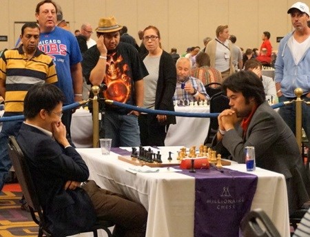 Grandmaster Le Quang Liem (left) plays against American Hikaru Nakamura in the Millionaire Chess final (Source: nld.com.vn)