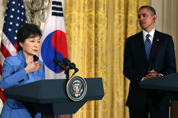 Tổng thống Hàn Quốc Park Geun-hye phát biểu tại cuộc họp báo chung với Tổng thống Mỹ Barack Obama sau cuộc gặp gỡ tại Nhà Trắng vào tháng 5-2013. 									     Ảnh: Daily News 