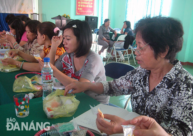 Phụ nữ học kết cườm tại Đà Nẵng. 