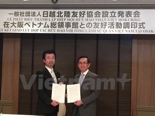 Association President Matsumura Yoshiaki (L) and Vietnamese Consul General in Osaka Tran Duc Binh (Source: VNA)