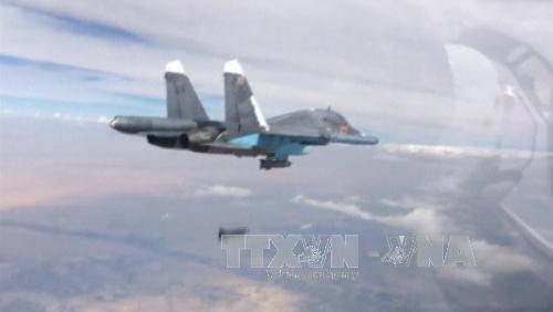 Máy bay chiến đấu Su-34 của Nga thả bom oanh tạc các mục tiêu IS tại Syria. Ảnh: Reuters/ TTXVN.