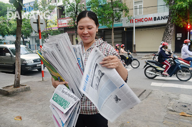Cô Nguyễn Thị Hảo - một trong 70 người còn bán báo dạo tại Đà Nẵng - lo sợ: “Không biết rồi đây, còn ai bỏ tiền ra để đọc báo giấy?”… Ảnh: M.T