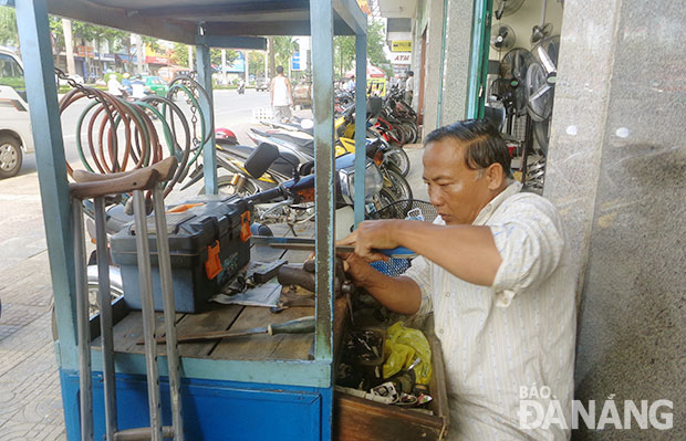 Thông thường, chỉ mất vài phút, ông Thông đã nhanh nhẹn, hoàn tất một chiếc chìa khóa.Ảnh: Q.T