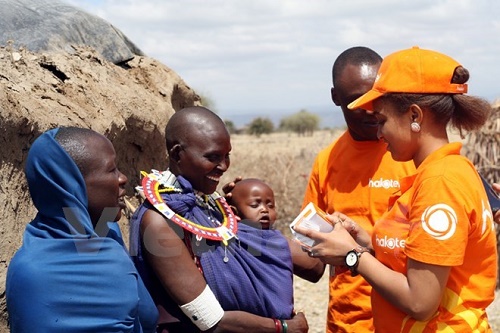 Halotel staff introduce products to Tanzanian locals (Photo: VNA)