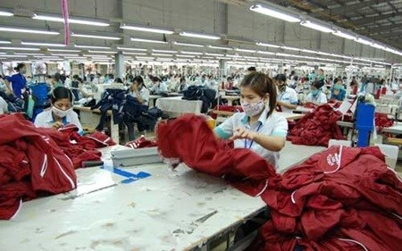 Producing garments, textile for exports (Photo: VNA)