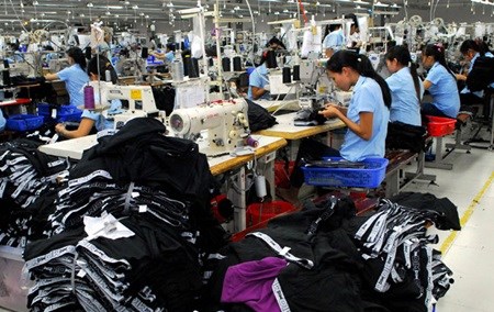 Workers of Scavi Hue Garment Company, a French wholly invested company, sew the products for export.(Source: VNA)