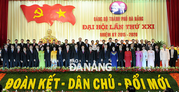 Ban Chấp hành Đảng bộ thành phố khóa XXI, nhiệm kỳ 2015-2020 ra mắt Đại hội.