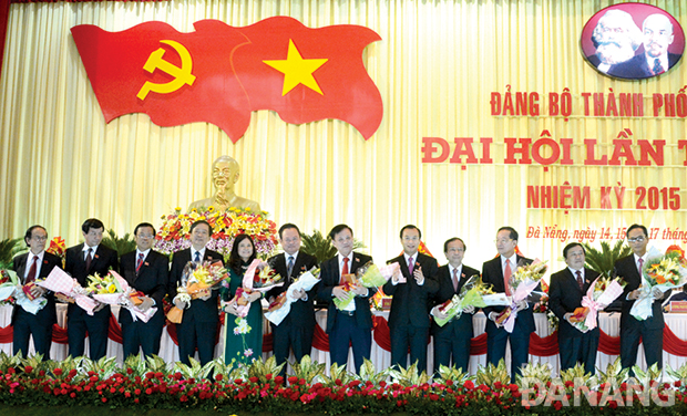 Bí thư Thành ủy Nguyễn Xuân Anh tặng hoa và quà cho các Ủy viên Ban Chấp hành Đảng bộ khóa XX không tham gia Ban Chấp hành khóa XXI. 