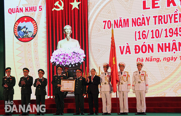 Phó Thủ tướng Chính phủ Nguyễn Xuân Phúc trao Huân chương Quân công hạng Nhất cho LLVT Quân khu 5.