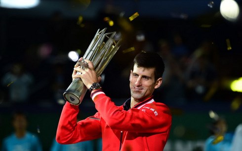 Djokovic và chiếc cúp vô địch giải Thượng Hải Masters. (Ảnh: Sina).