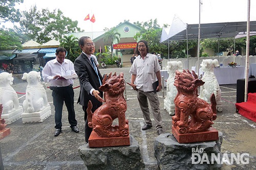 Carvings of lions and 'nghe' on display at the exhibition