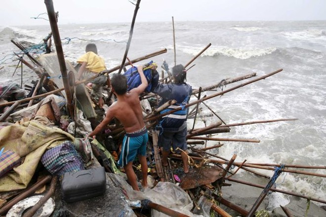 Lũ lụt làm ảnh hưởng đến hàng nghìn người dân Philippines