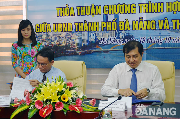 Chủ tịch UBND thành phố Huỳnh Đức Thơ (phải) và Tổng Giám đốc TTXVN Nguyễn Đức Lợi ký kết thỏa thuận chương trình hợp tác thông tin giữa UBND thành phố Đà Nẵng và TTXVN. ảnh: ĐOÀN LƯƠNG