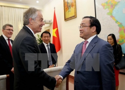 Deputy PM Hoang Trung Hai (R) greets former UK Prime Minister (Source :VNA)