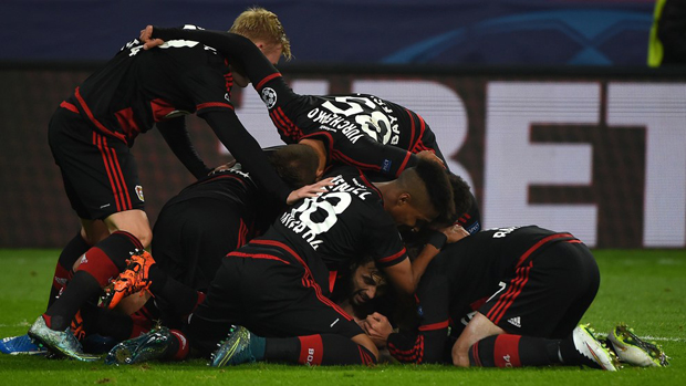 Niềm vui của các cầu thủ Bayer Leverkusen sau khi giành lại được 1 điểm từ tay AS Roma.