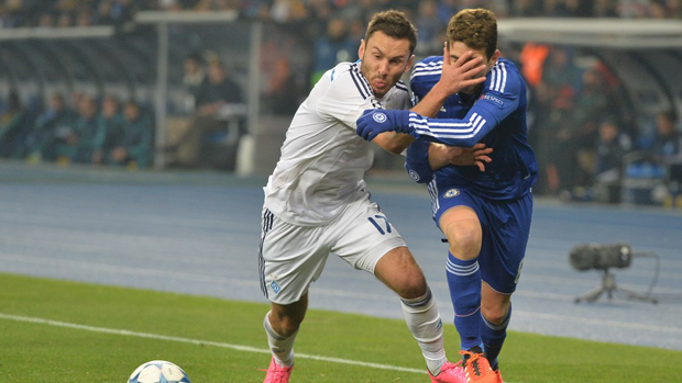Không giành chiến thắng nhưng HLV Mourinho vẫn hài lòng khi Chelsea (áo xanh) chia điểm cùng Dinamo Kiev (áo trắng) trên sân đối phương.