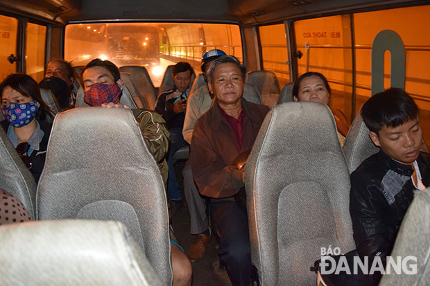 Hành khách qua hầm Hải Vân bằng xe trung chuyển rất bức xúc vì chất lượng dịch vụ vận chuyển quá thấp.