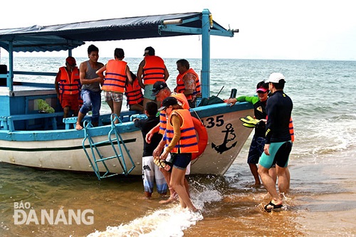  Visitors participating in a diving tour to discover the underwater world of the coral reefs off the Son Tra Peninsula