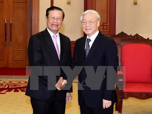 Party General Secretary Nguyen Phu Trong (R) and Lao Politburo member and Deputy Prime Minister Somsavad Lengsavad (Source :VNA)