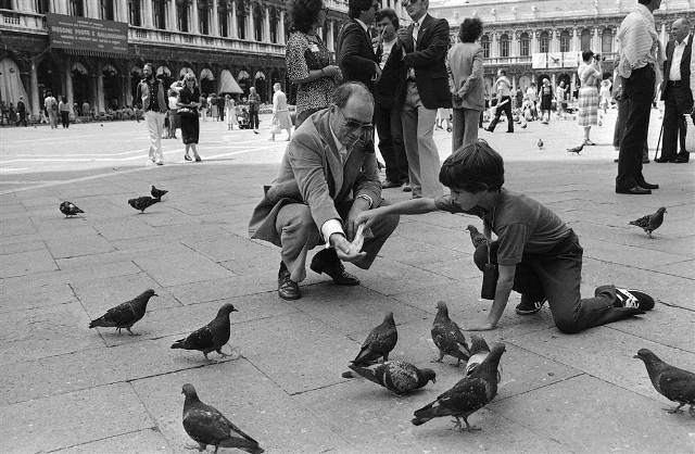 Ngay từ nhỏ ông Justin đã được cha là cựu Thủ tướng Canada Pierre Trudeau đưa đến các sự kiện chính trị. Ảnh chụp hai người tại Venice - nơi ông Pierre tham gia một diễn đàn kinh tế.