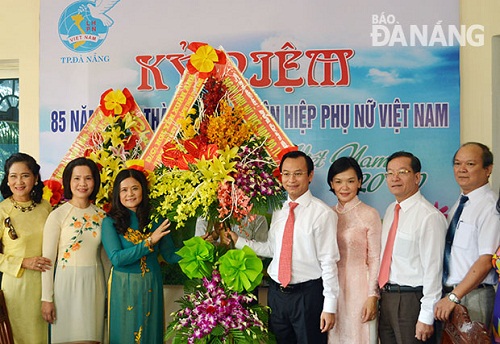 Secretary Anh ( fourth, right) and representatives from the municipal Women’s Union