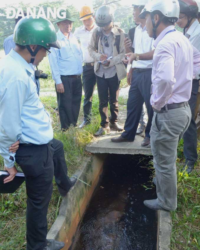 Kiểm tra nước tại điểm xả thải ra môi trường khi đã qua xử lý của Công ty Quốc Việt