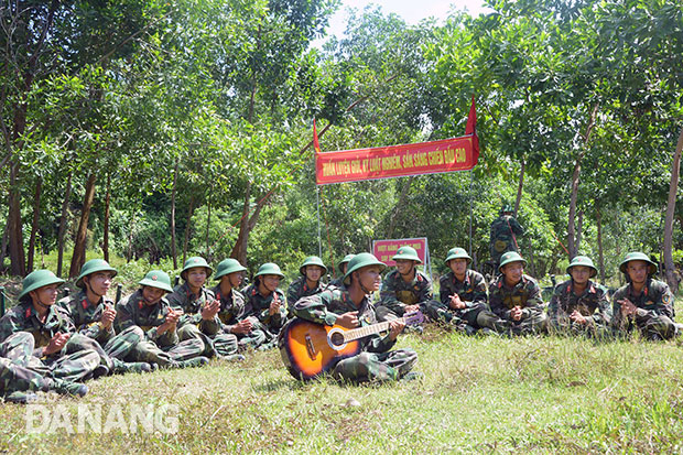 Niềm vui của các chiến sĩ trong phút giải lao.