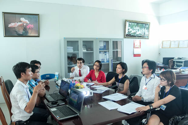 Các nhóm sinh viên đang thuyết trình dự án với hội đồng thẩm định ( Ảnh trường CĐCNTT cung cấp)