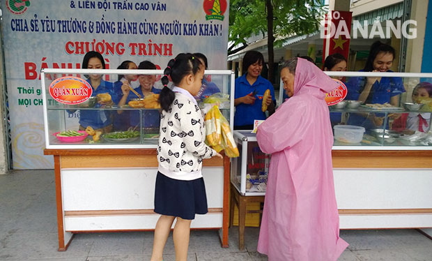 Cô và trò cùng bán bánh mì.