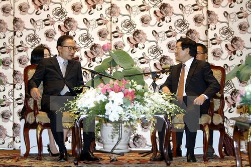 President Truong Tan Sang (R) and RoK President Lee Myung-bak (Photo:VNA)