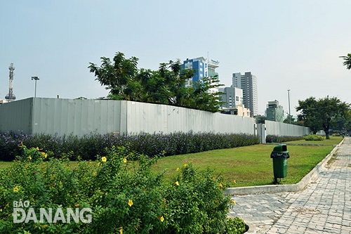 The existing fences around the site of the Vien Dong Meridian Tower project