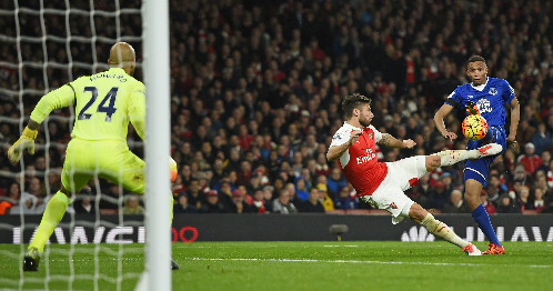 Cú tung người bắt vô lê trong vòng 16m50 của Giroud. Ảnh: Reuters.