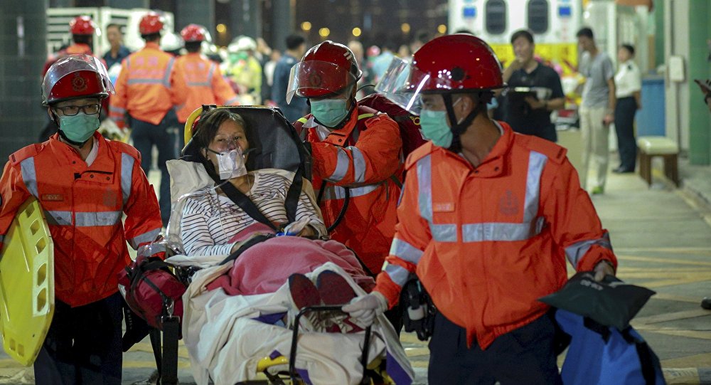 Một hành khách bị thương được đưa lên bờ sau vụ tai nạn phà chở khách tại Hong Kong, ngày 25-10-2015.  Ảnh: Reuters