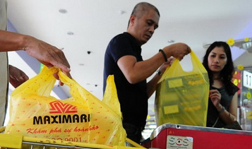 Shoppers are seen at the Maximark Cong Hoa supermarket in Ho Chi Minh City. Tuoi Tre