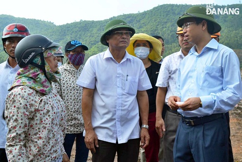  Secretary Anh (first right) speaking to some local residents