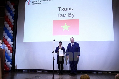 Lecturer Tam (left) receiving her awards