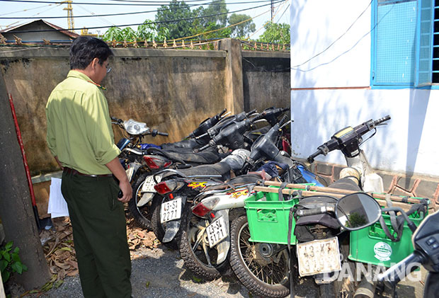 Xe gắn máy vận chuyển gỗ lậu bị Hạt Kiểm lâm Hòa Vang tịch thu.