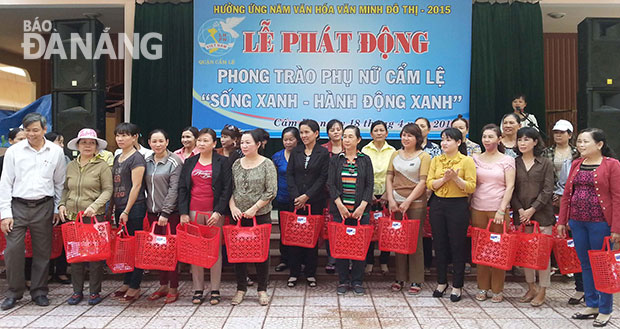 Hội LHPN quận Cẩm Lệ tặng giỏ đi chợ và vận động hội viên không sử dụng bao ni-lông để bảo vệ môi trường.